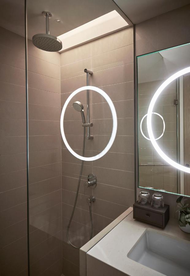 Amari Kuala Lumpur Hotel Екстериор снимка LED shower light