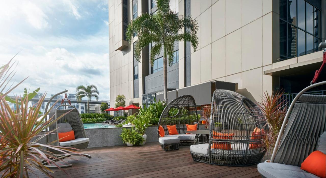 Amari Kuala Lumpur Hotel Екстериор снимка The rooftop pool at the hotel