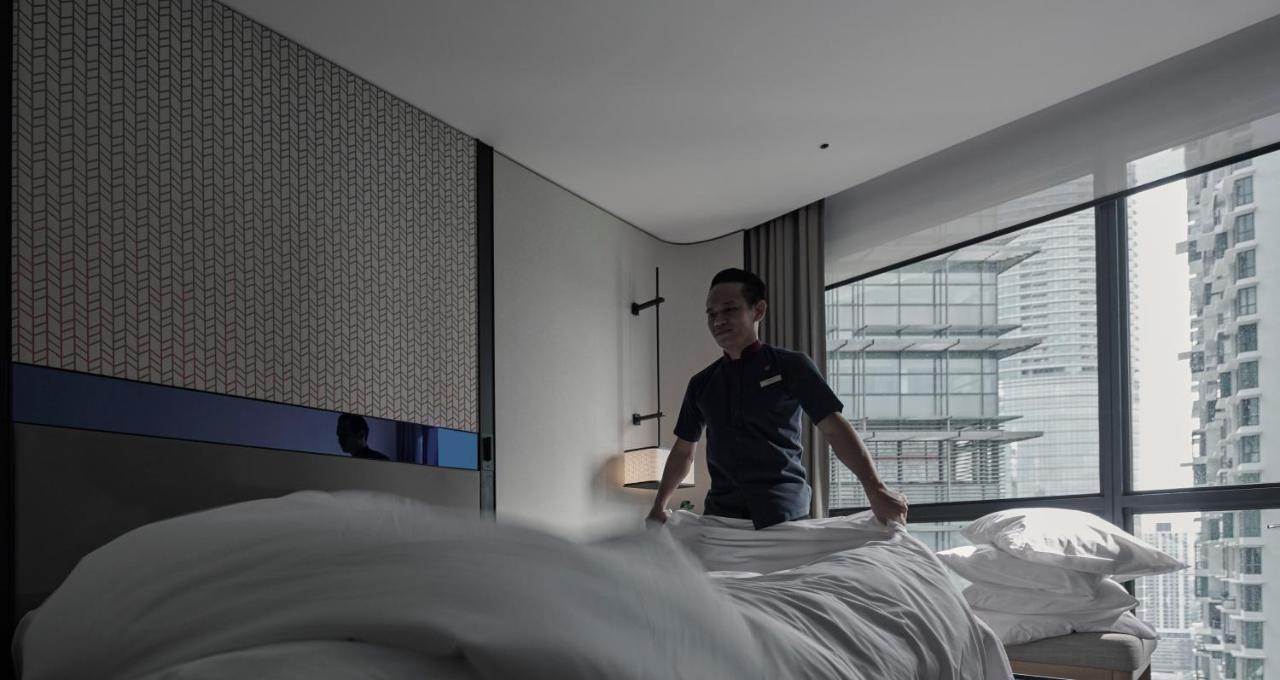 Amari Kuala Lumpur Hotel Екстериор снимка A hotel housekeeper making a bed