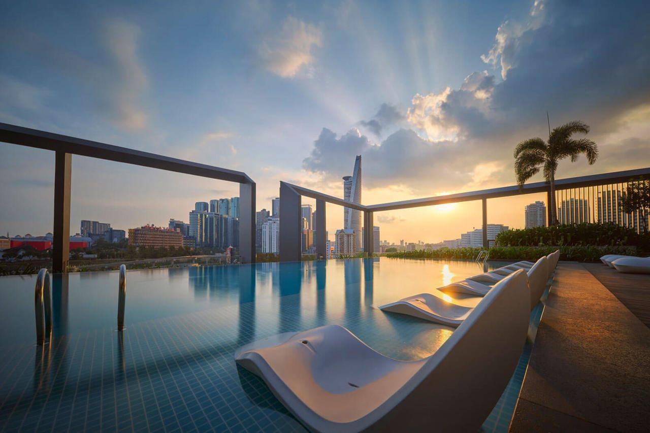 Amari Kuala Lumpur Hotel Екстериор снимка The swimming pool at the Sky Deck